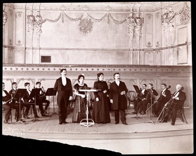 Section de cordes derrière des chanteurs masculins et féminins, 1905 - Byron Company